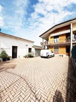 Tre locali in porzione semi indipendente con giardino in Vendita