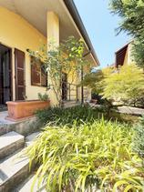 Porzione semi indipendente con giardino,taverna e box doppio in Vendita