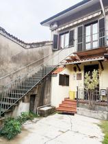 Porzione terra tetto con box e rustico in Vendita